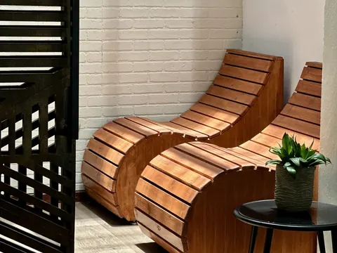 Camastros de madera para el descanso en Lúmina Spa