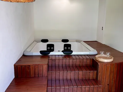 Jacuzzi interior de Lúmina Spa con escalones de madera