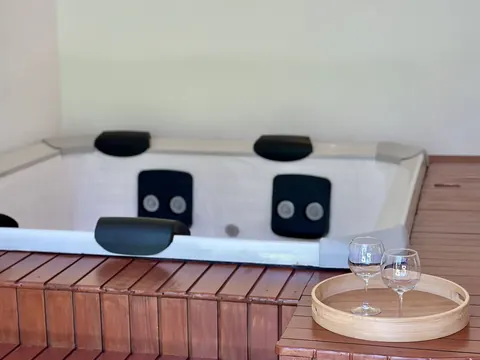Jacuzzi de Lúmina Spa listo con copas para dos