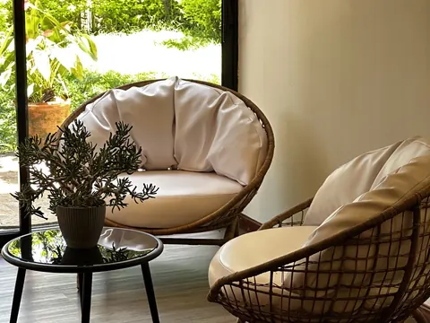 Relax lounge de Lúmina Spa con vista al jardín