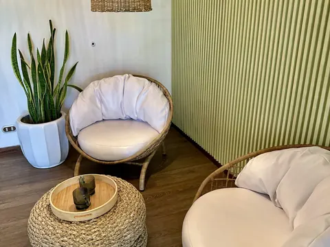 Rincón de descanso con sillones de ratán en Lúmina Spa