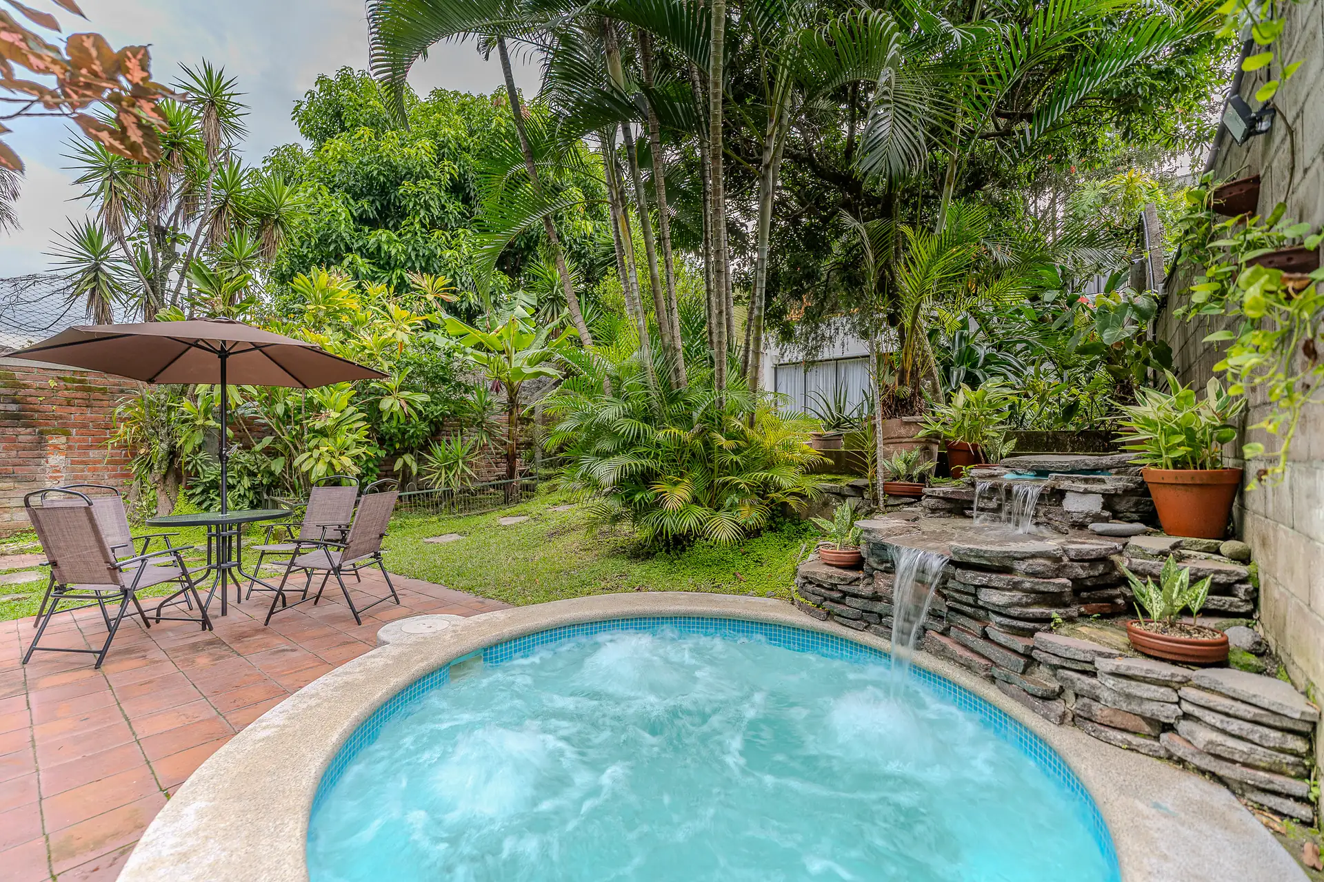 Piscina de hidromasaje y jardín tropical de Casa Lúmina en San Salvador