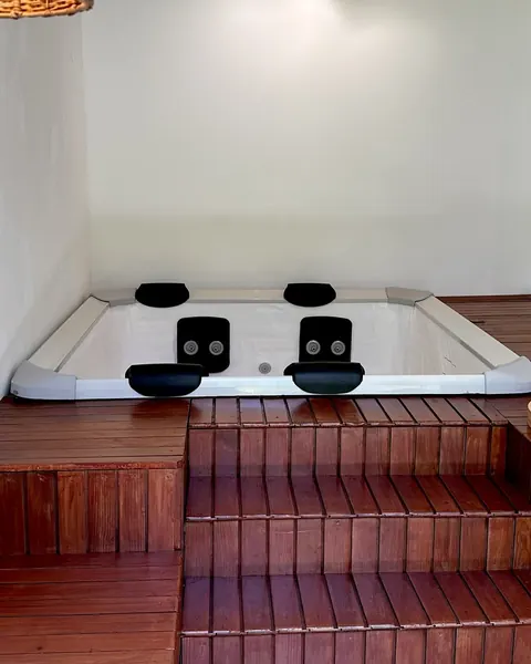 Jacuzzi interior · Casa Lúmina