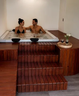Pareja en el jacuzzi interior de Lúmina Spa