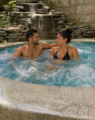 Pareja en la piscina de hidromasaje exterior de Lúmina Spa