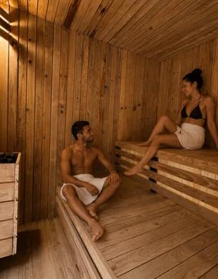 Pareja disfrutando del sauna seco de Lúmina Spa